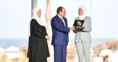 الرئيس السيسي يشاهد فيلما تسجيليا عن مدينة المنصورة الجديدة.. ويسأل "شريف منير": "انت من المنصورة؟".. والأخير يرد: "أه من المنصورة أهو".. وعضو مبادرة ابدأ: إنشاء مصنع باستثمارات 50 مليون دولار فى جمصة