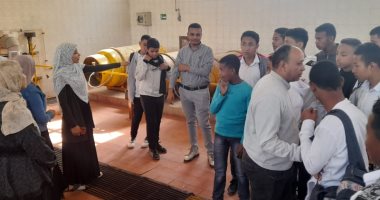 رئيس جامعة الأقصر يسلم شهادات متدربي مركز التطوير المهني.. صور