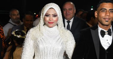 محافظ قنا وكيلا لعروس من دار أيتام خلال عقد قرانها.. صور