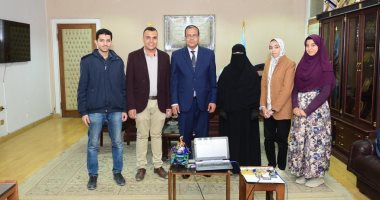رئيس جامعة سوهاج يكرم طلاب كلية العلوم لتصميمهم سيارة ذاتية الحركة