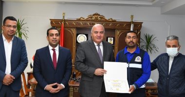محافظ قنا يكرم فريقا من المسعفين لردهم مبلغ 366 ألف جنيه عثروا عليها فى حادث ‎‎