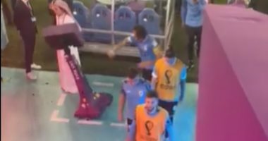 كافانى يضرب شاشة "الفار" اعتراضا على التحكيم فى مباراة أوروجواى وغانا