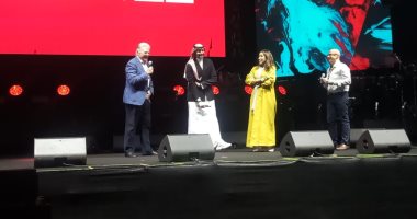 حسين فهمى ويسرا ولبلبة فى عرض النسخة المرممة من "خلى بالك من زوزو" بالبحر الأحمر