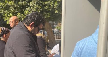 وصول أحمد الطاهري لجنازة الكاتب الكبير مفيد فوزي 
