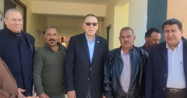 محافظ الشرقية يفاجئ مدرسة قصاصين الشرق لمتابعة انتظام الدراسة.. صور