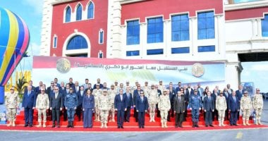 الرئيس يلتقط صورة تذكارية فى ختام افتتاح مشروع محور المشير أبو ذكرى.. صور