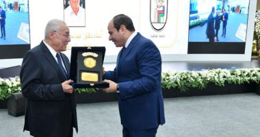 الرئيس السيسى يكرم الدكتور عبدالسلام محمد المشرف على تنفيذ محور أبو ذكرى