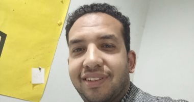 معلم ينفذ فكرة الكارت الذكى لمنع الطلاب من الخروج أثناء الدراسة فى نجع حمادى