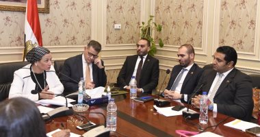 تساؤلات نيابية لوزيرة البيئة حول المخلفات الطبية والأكياس البلاستيكية  