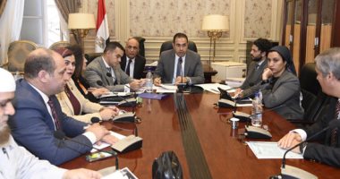 "الشباب" ومحافظة الجيزة تتعهدان بتطوير مركز شباب "الأخصاص" 