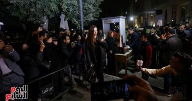 رانيا فريد شوقى وإدوارد وخالد جلال يقدمون واجب العزاء في مفيد فوزي 