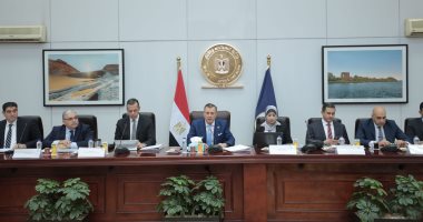 وزير السياحة والآثار يترأس الاجتماع الثالث للجنة الدائمة لتراخيص المنشآت