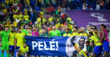 لاعبو البرازيل يدعمون بيليه بعد اكتساح كوريا الجنوبية في كأس العالم.. فيديو