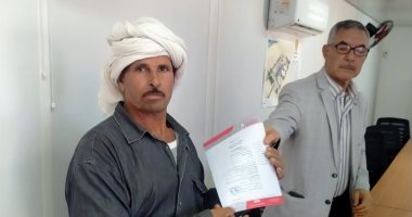 فريق من القوى العاملة بشمال سيناء يتفقد مواقع العمل ويسلم العمال وثائق التأمين.. صور
