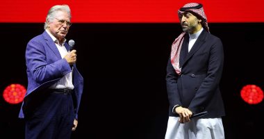 حسين فهمي يشاهد نسخة "خلي بالك من زوزو" المرممة بمهرجان البحر الأحمر (صور)