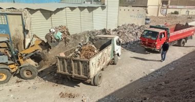رفع 150 طن مخلفات وتراكمات أسفل الدائرى وطريق نفق الفكهانى بالعمرانية
