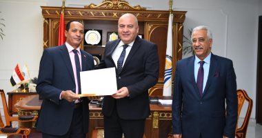 لتعلمهم لغة الإشارة.. الداودى يكرم عددا من موظفى المراكز التكنولوجية بقنا