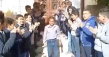 ممر شرفى وحفل بمدرسة الأقباط الإعدادية بالأقصر لتكريم بطل سباحة من ذوى الهمم