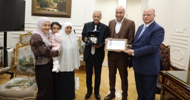 محافظ القاهرة يكرم مهندسا رفض رشوة شرق مدينة نصر