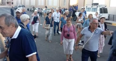 نشاط كبير لرحلات الستى تورز بسوق الخضراوات الجديد بالغردقة.. جولات للوفود السياحية لمعرفة الثقافة الشعبية.. تنطلق من منطقة الشيراتون مرورا بحلقة السمك ومسجد الميناء وكنيسة الأنبا شنودة وصولا لسوق الدهار.. صور