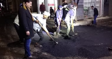 رصف عدد من الطرق بشوارع مدينة سيدي سالم في كفر الشيخ ليلا.. صور