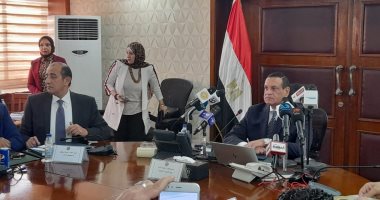 وزير التنمية المحلية يعلن بدء تطبيق قانون المحال العامة بجميع المحافظات الأحد المقبل.. هشام آمنة: الحكومة تسعى لتوفيق أوضاع المحال غير المرخصة.. الحبس و50 ألف جنيه غرامة للمخالفين.. ووضع اشتراطات ميسرة للجميع