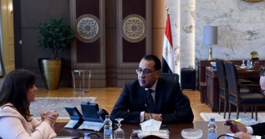 رئيس الوزراء يتابع مع وزيرة الهجرة عددا من ملفات عمل الوزارة