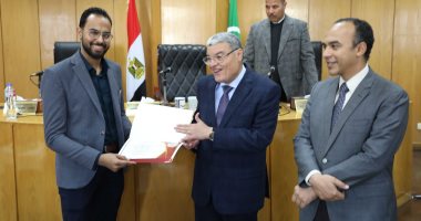 محافظ المنيا يناقش مشروع تطوير وتعزيز الهوية البصرية الجديدة للمحافظة