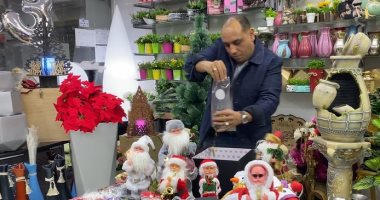 بهجة رأس السنة.. أشجار الكريسماس أشكال وألوان وهدايا عيد الميلاد وبابا نويل "بيرقص ويغنّى"