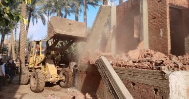 الجيزة تشن حملة لإزالة التعديات على الأراضى الزراعية بأبو النمرس