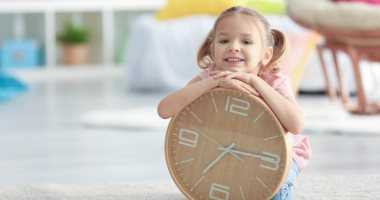أخلاقنا الجميلة.. كيف تعلم طفلك الالتزام بالمواعيد؟