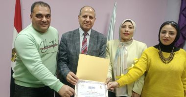 وكيل تعليم كفر الشيخ يكرم مدرسة دسوق الثانية على الجمهورية بالمكتبة النموذجية