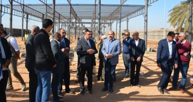 وزير التنمية المحلية يتفقد مجمع مواقف وسويقات غرب وشرق مدينة كوم أمبو 