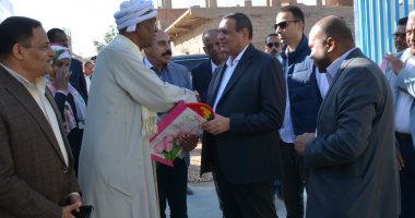 أهالى النوبة يقدمون هدية لوزير التنمية المحلية خلال تفقده مشروعات حياة كريمة