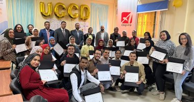 تكريم خريجى دورة مهارات التوظيف بمركز التطوير المهني بجامعة الأقصر.. صور
