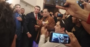 مصطفى كامل يكرم رموز الموسيقى.. وحلمى بكر يتسلم درع النقيب الشرفى