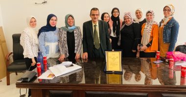 طه حسين يظهر من جديد بجامعة العريش.. الدكتور حاتم سلامة أستاذ أدب إنجليزى تحدى فقد البصر بالعلم.. وصل لمنصب وكيل كلية الآداب ومرشح لرئاسة الجامعة.. ويمتلك قدرات تكنولوجية عالية فى تطوير وتعريب التطبيقات.. صور