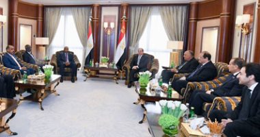 الرئيس السيسى يلتقى رئيس مجلس السيادة السودانى بالرياض