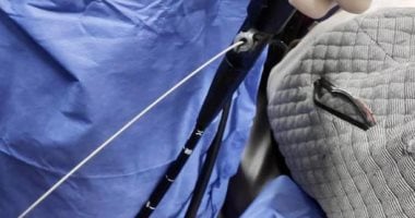 فريق طبى يستخرج هاتفا محمولا من معدة شاب بمستشفى الطوارئ الجامعي بطنطا.. صور