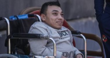 شاب من ذوى الهمم يزور مران الأهلى قبل مواجهة الاتحاد.. صور