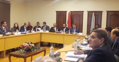 نقابات عمالية دولية تهدى دروعها لوزير القوى العاملة خلال المؤتمر العمالى