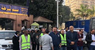 حى الدقى يرفع إشغالات الباعة الجائلين من كبارى مشاة ناهيا