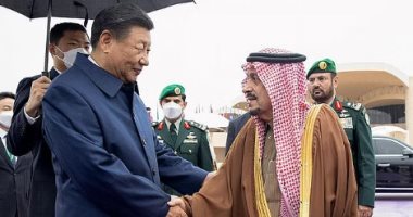 الرئيس الصينى يغادر الرياض وفيصل بن بندر فى وداعه بمطار الملك خالد.. صور