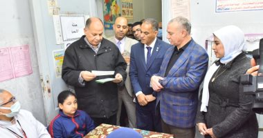 محافظ أسيوط يتفقد فعاليات الكشف عن أمراض الأنيميا والسمنة وقصر القامة بالمدارس