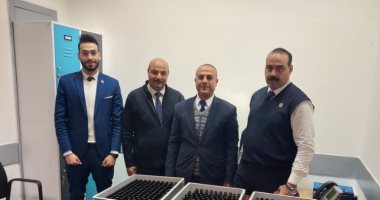 ضبط راكبة بمطار القاهرة حاولت تهريب مستحضرات تجميل داخل "الأحذية والشنط"
