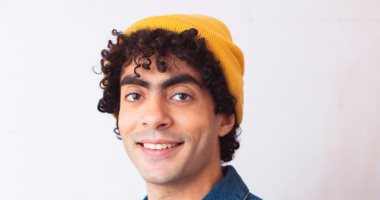 أحمد أبو زيد .. رحلة شاب إسكندرانى من كلية الألسن إلى مسلسل "إيجار قديم"