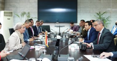 وزيرة البيئة ومحافظ الفيوم يترأسان لجنة مشروعات إعادة التوزان البيئى لبحيرة قارون