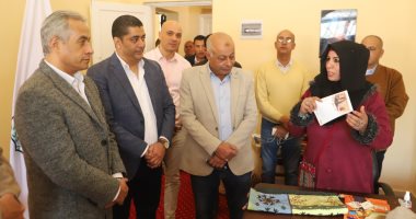 وزير القوى العاملة يوجه بتوفير وحدة تدريب متنقلة للبدويات على المشغولات اليدوية