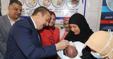 صحة أطفال مصر فى أمان.. حملات تطعيم ضد شلل الأطفال تجوب شوارع وقرى المحافظات.. الحملة انطلقت اليوم وتستمر حتى الأربعاء.. 2561 فريقا طبيا يستعدون لتطعيم 909 آلاف و682 طفلا بسوهاج.. ودمياط تستهدف 196ألف طفل.. صور