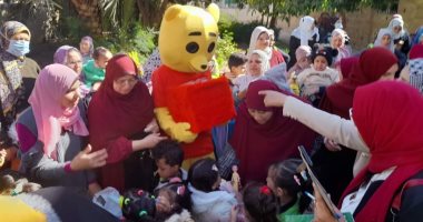 مسرح عرائس وهدايا فى أول أيام حملة التطعيم ضد شلل الأطفال بالوادى الجديد.. صور